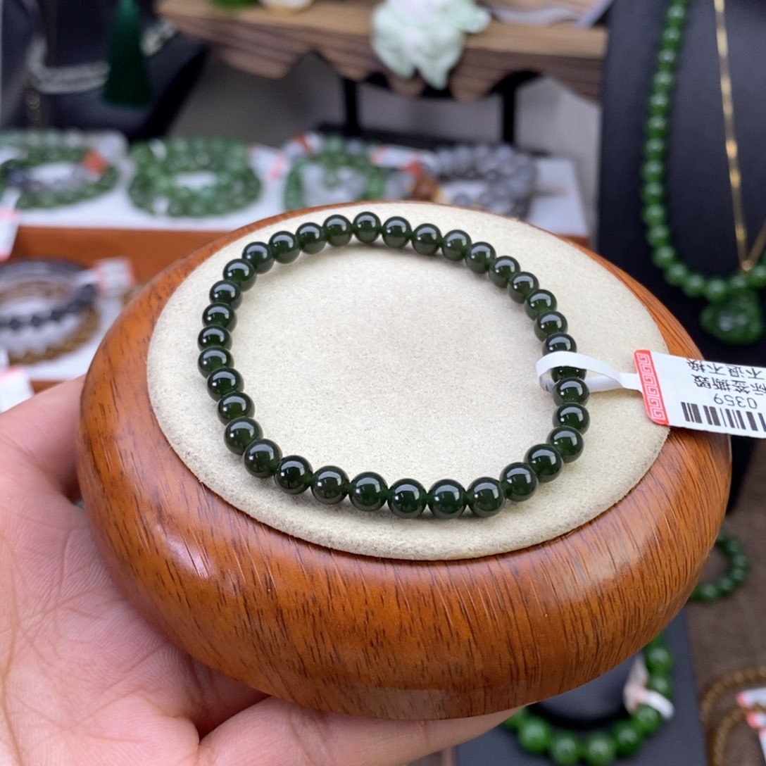 和田玉湖水绿5mm未镶嵌V****y