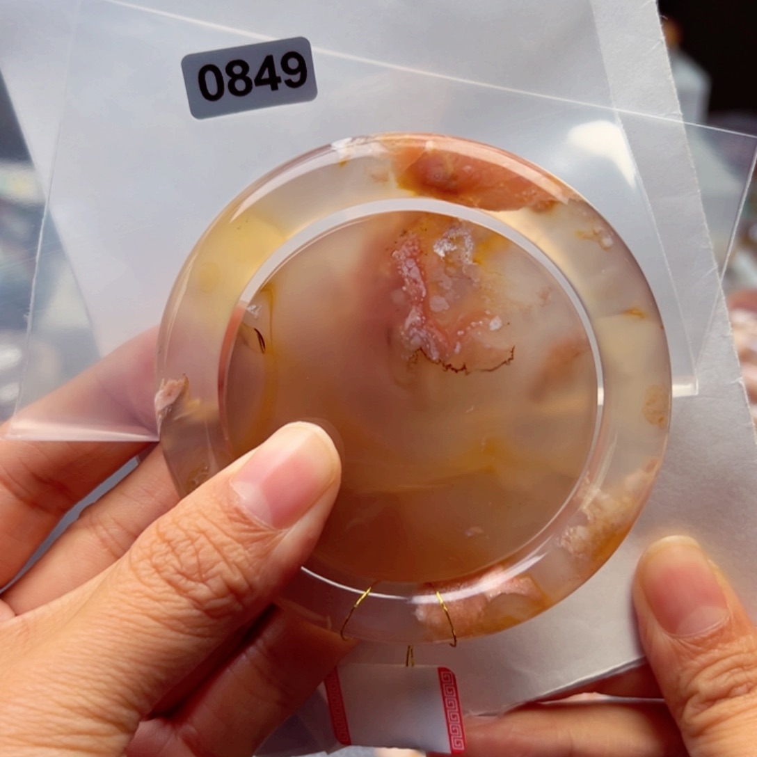 玛瑙/玉髓手镯未镶嵌小***?