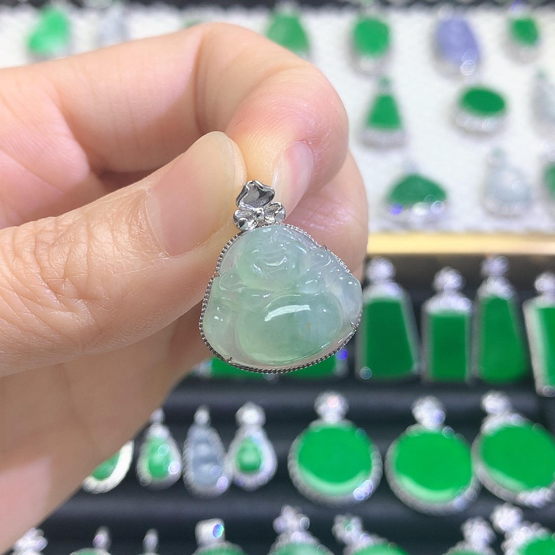 颈饰18K金镶嵌翡翠吊坠