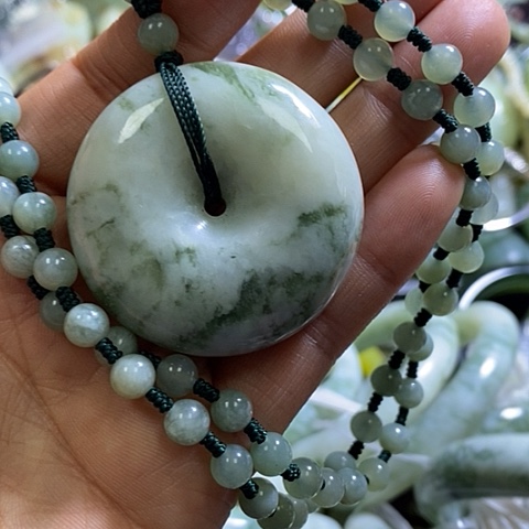 透闪石-蛇纹石玉颈饰未镶嵌挂件