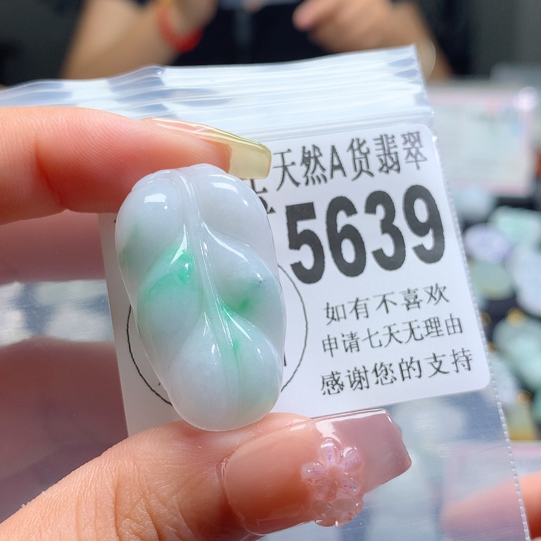 翡翠挂件未镶嵌，