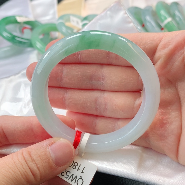 翡翠手镯未镶嵌缅甸A货翡翠手镯