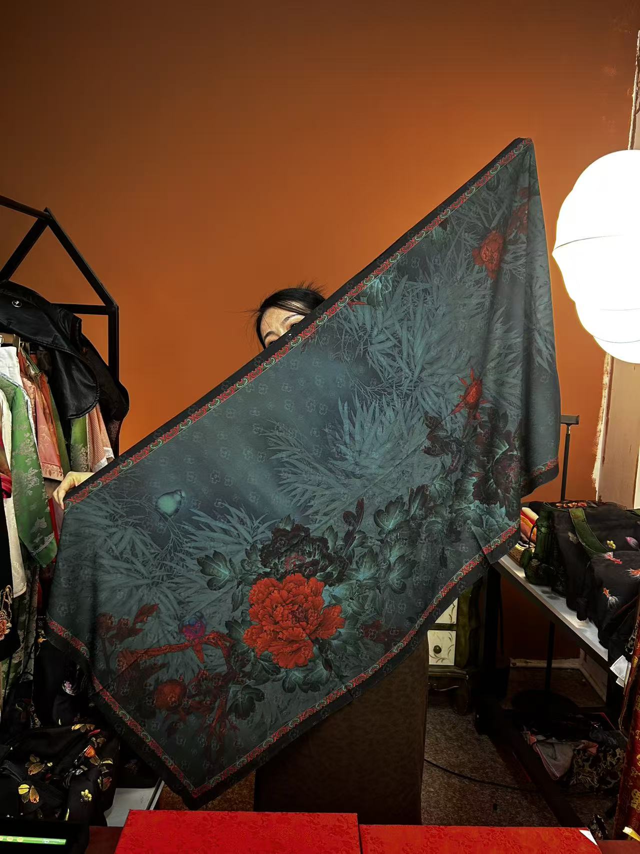 S17  瑕疵墨绿红花180*70左右围巾