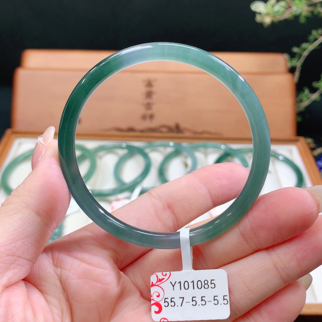 翡翠手镯未镶嵌天然