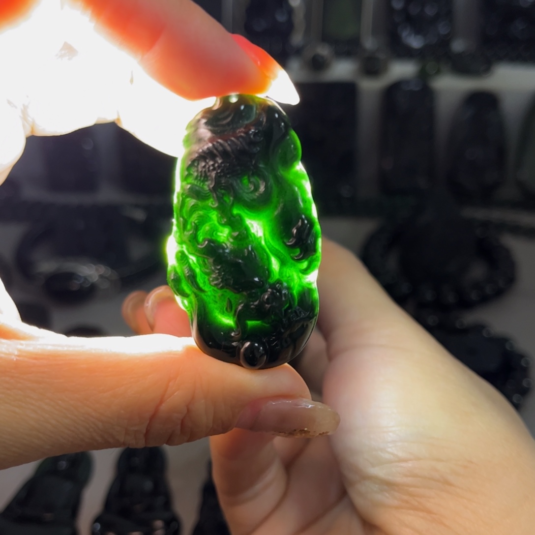 蛇纹石玉颈饰合金