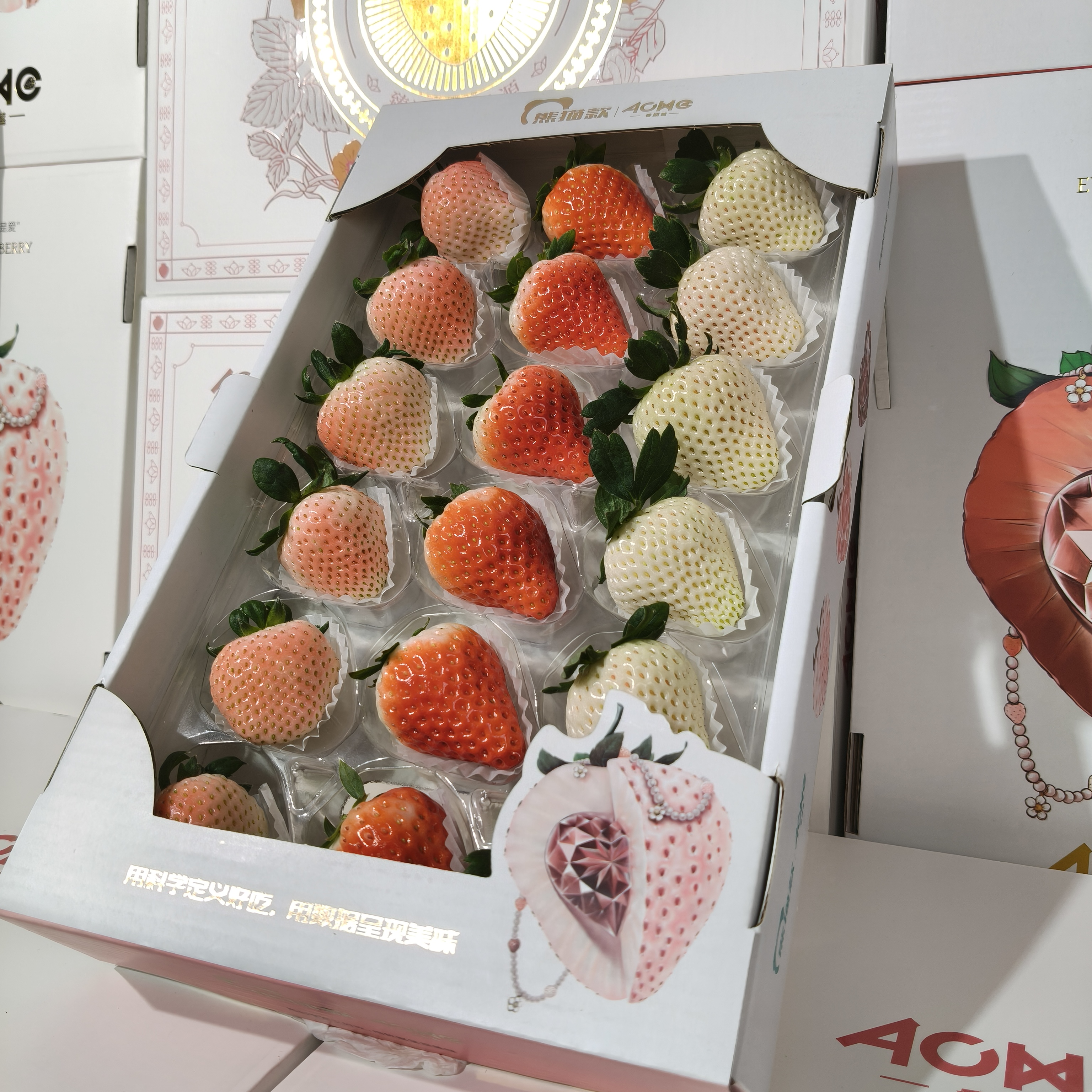 爱颗莓三色多彩草莓【顺丰空运】1斤15颗送5颗彩莓新鲜水果礼盒