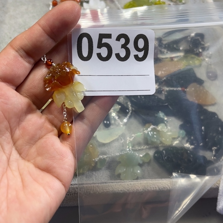 荣***店蛇纹石玉合金耳饰