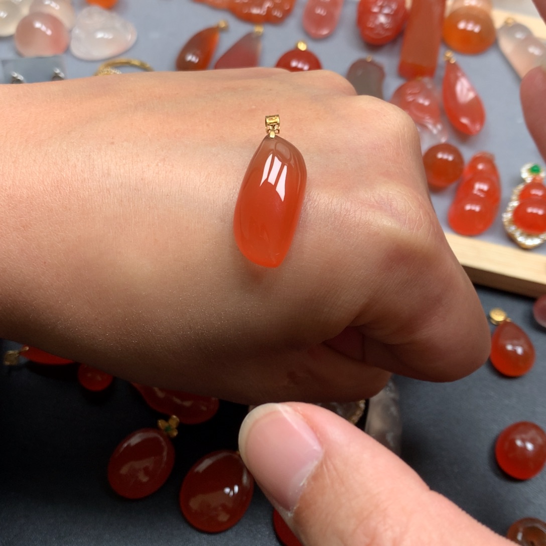 阳***媚南红玛瑙未镶嵌颈饰