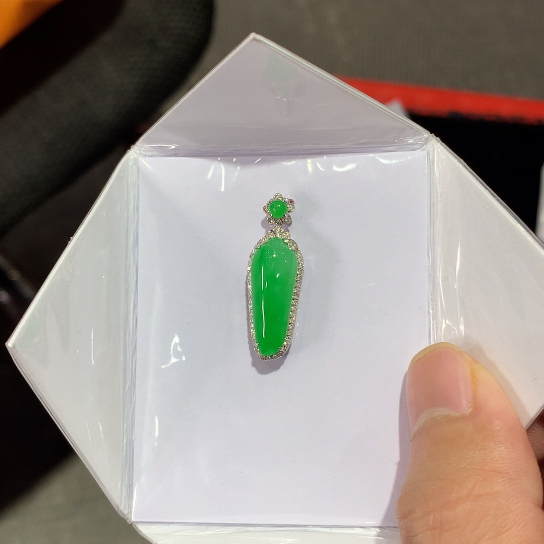 翡翠吊坠(赠链)18K金镶嵌