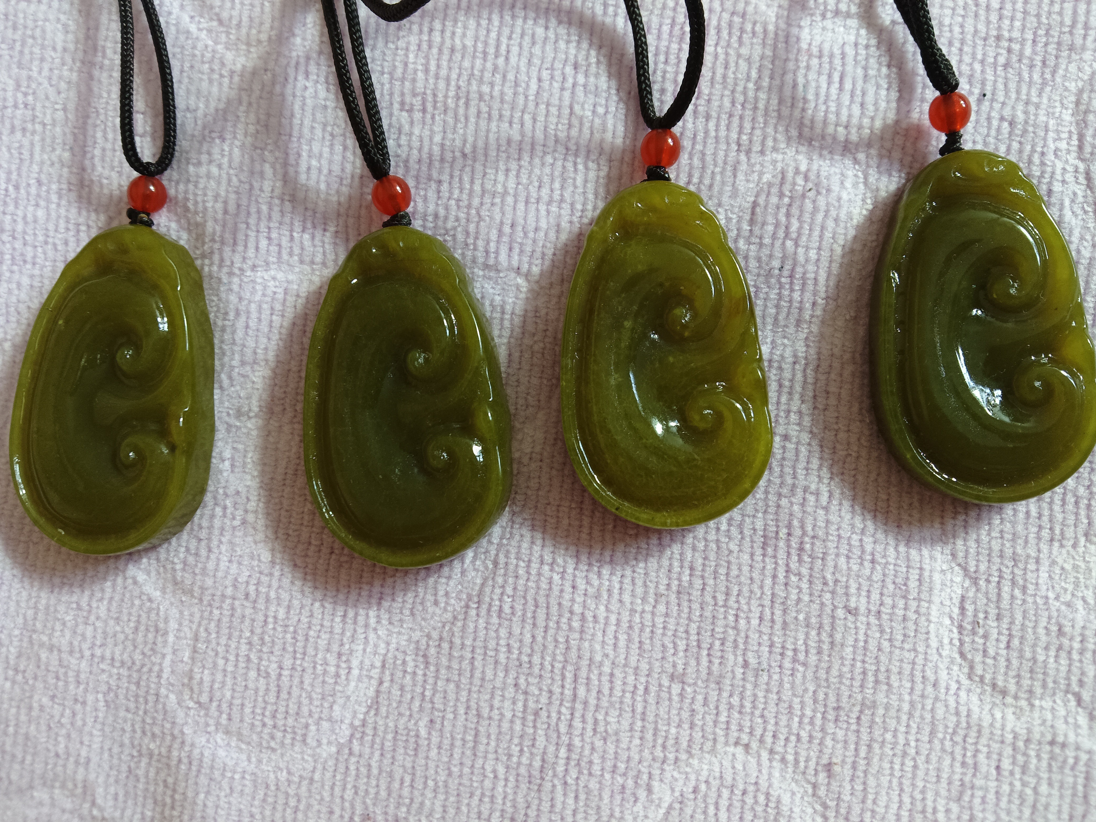 天然岫玉果绿如意吊坠情侣款美观时尚送精美配绳36米可自行下单