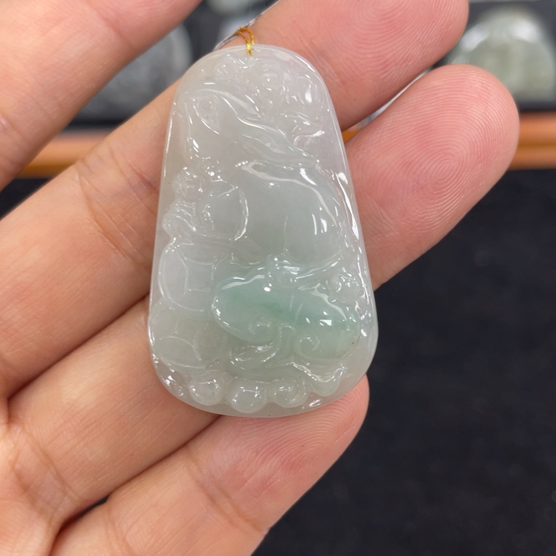 颈饰未镶嵌翡翠兔牌