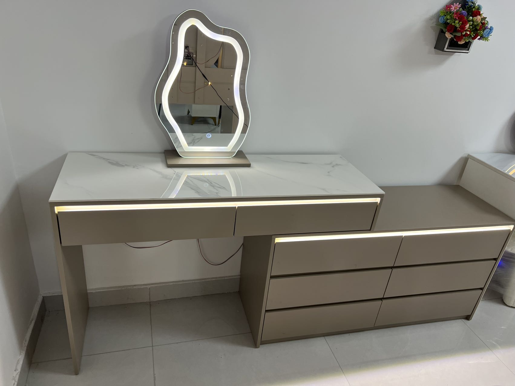 现代简约风格梳妆台，抽拉式妆台，L转角型