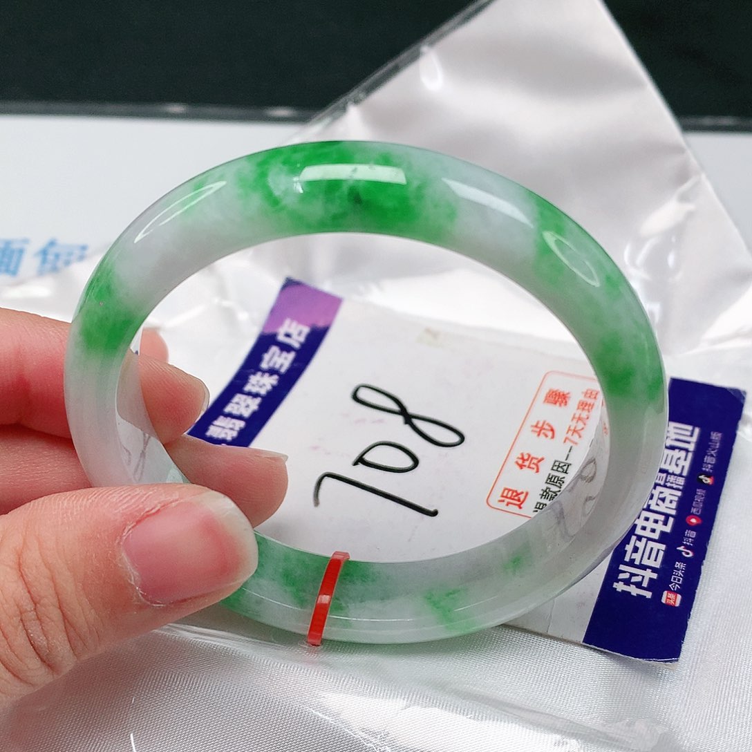 翡翠手镯未镶嵌翡翠