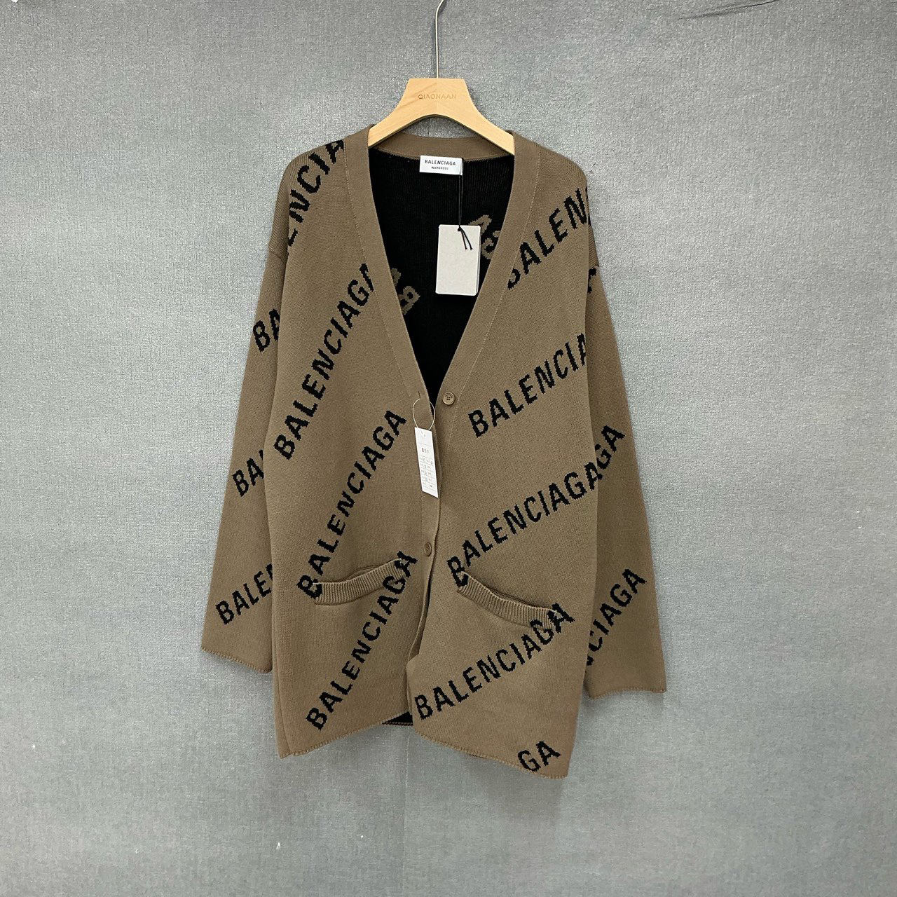 未使用 Balenciaga/巴黎世家 满印弹幕卡其色开衫毛衣 xs码/1438