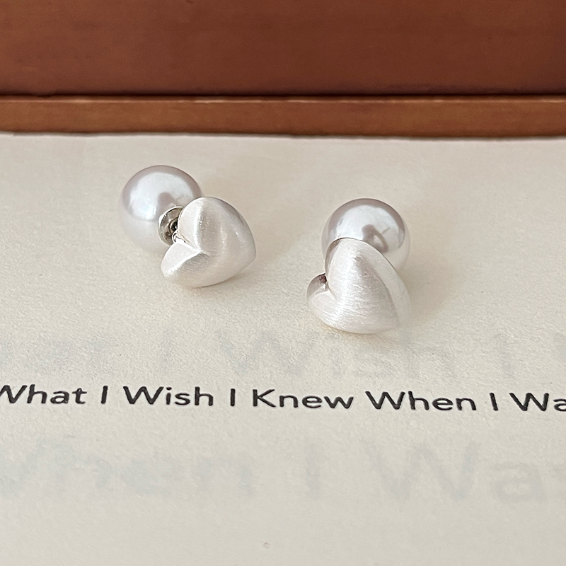 铜合金仿珍珠耳饰 A57拉丝磨砂爱心耳环女小众设计感高级轻奢耳钉