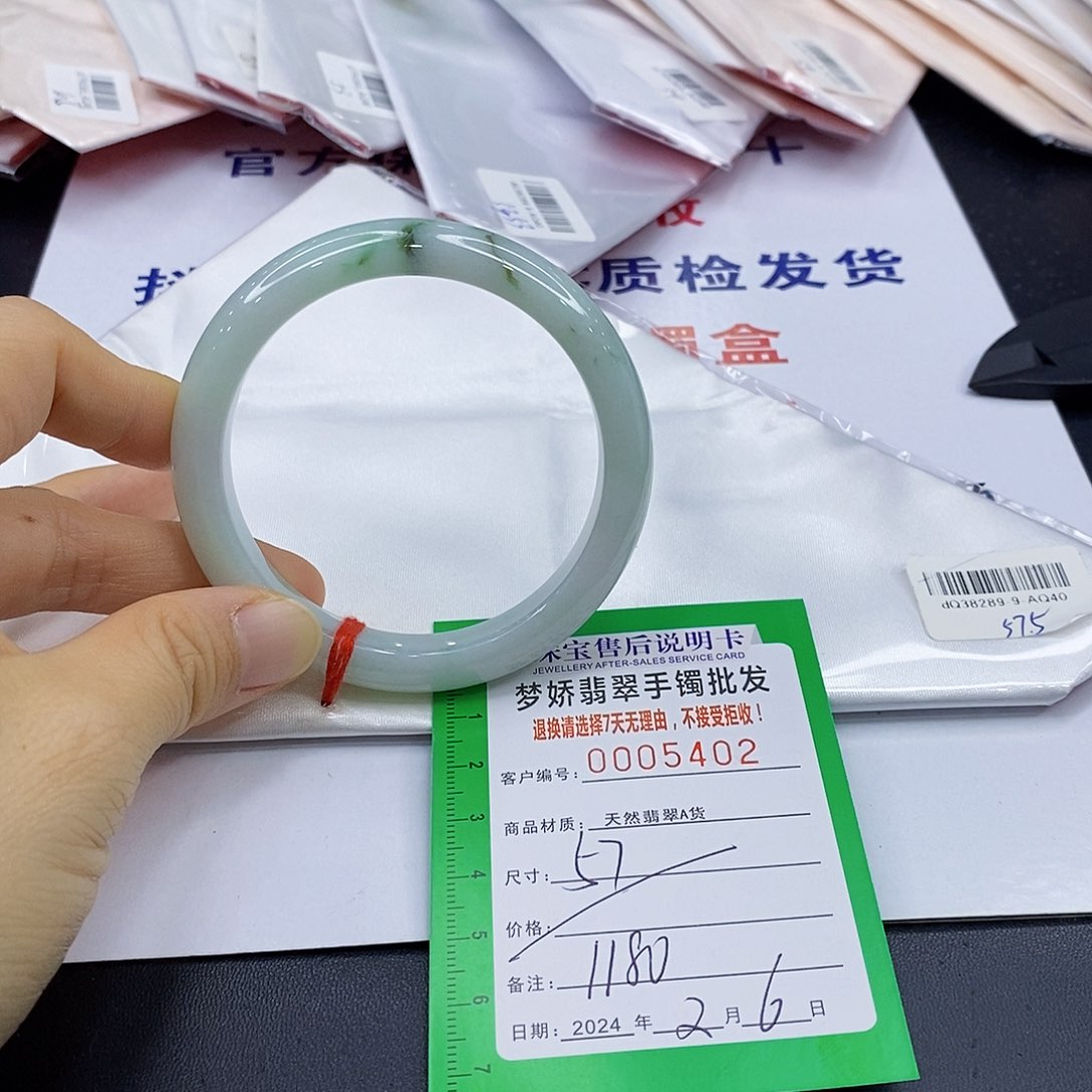 翡翠手镯未镶嵌翡翠手镯