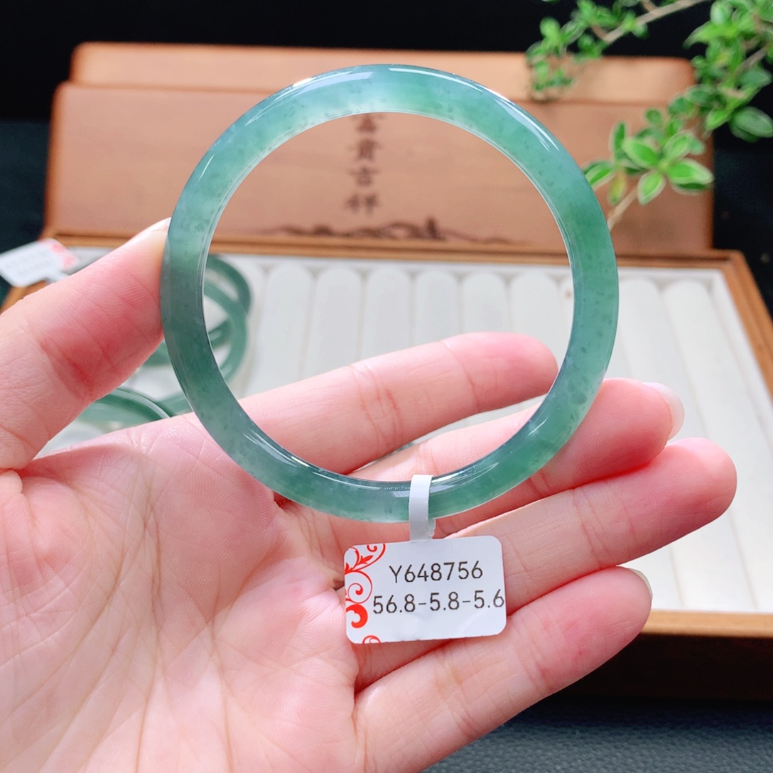 未镶嵌手镯（圆镯）翡翠