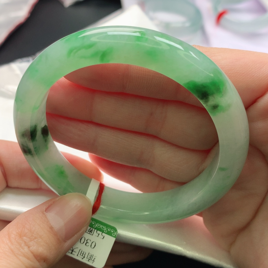 翡翠手镯未镶嵌5556圈