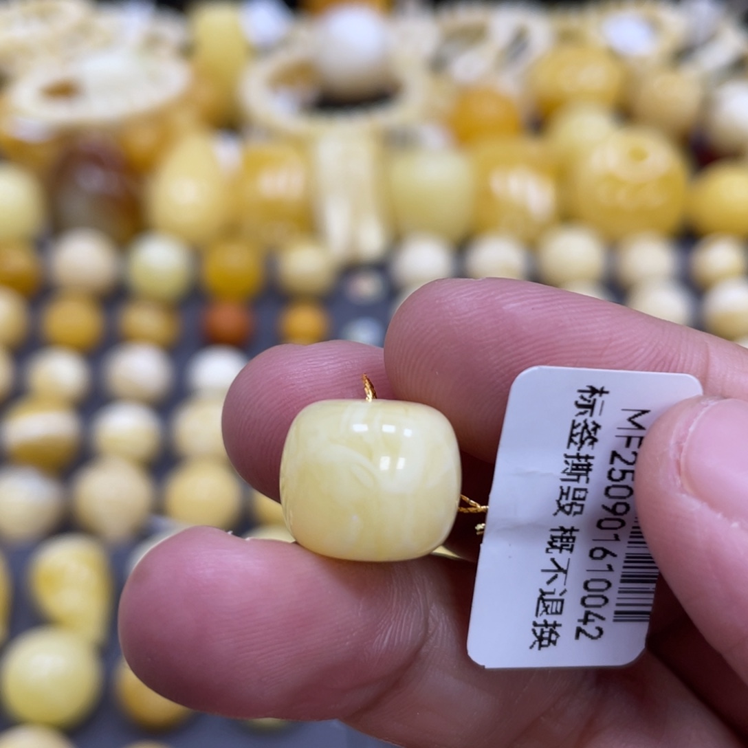 蜜蜡未镶嵌裸石13.2*11.4mm浓蜡白花