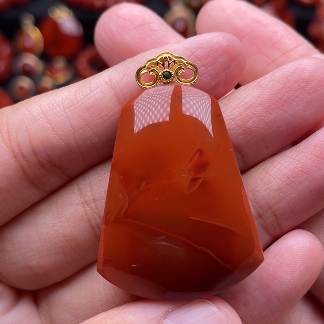 南红玛瑙18K金镶嵌珠宝奇石无事牌吊坠