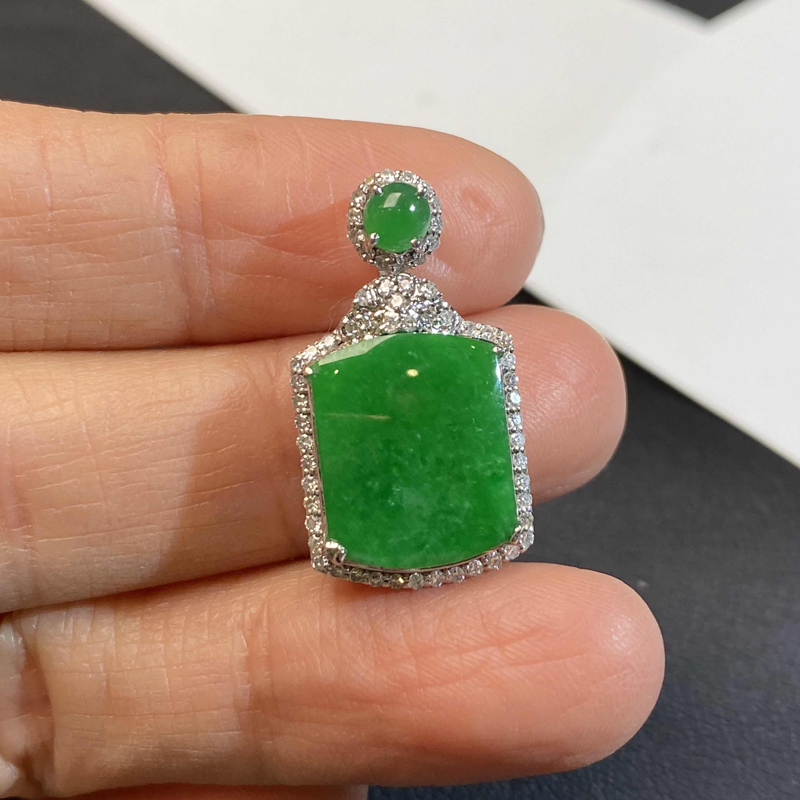 18k镶钻辣阳绿小无事牌翡翠吊坠 种老色好 冰透水润 上身精致