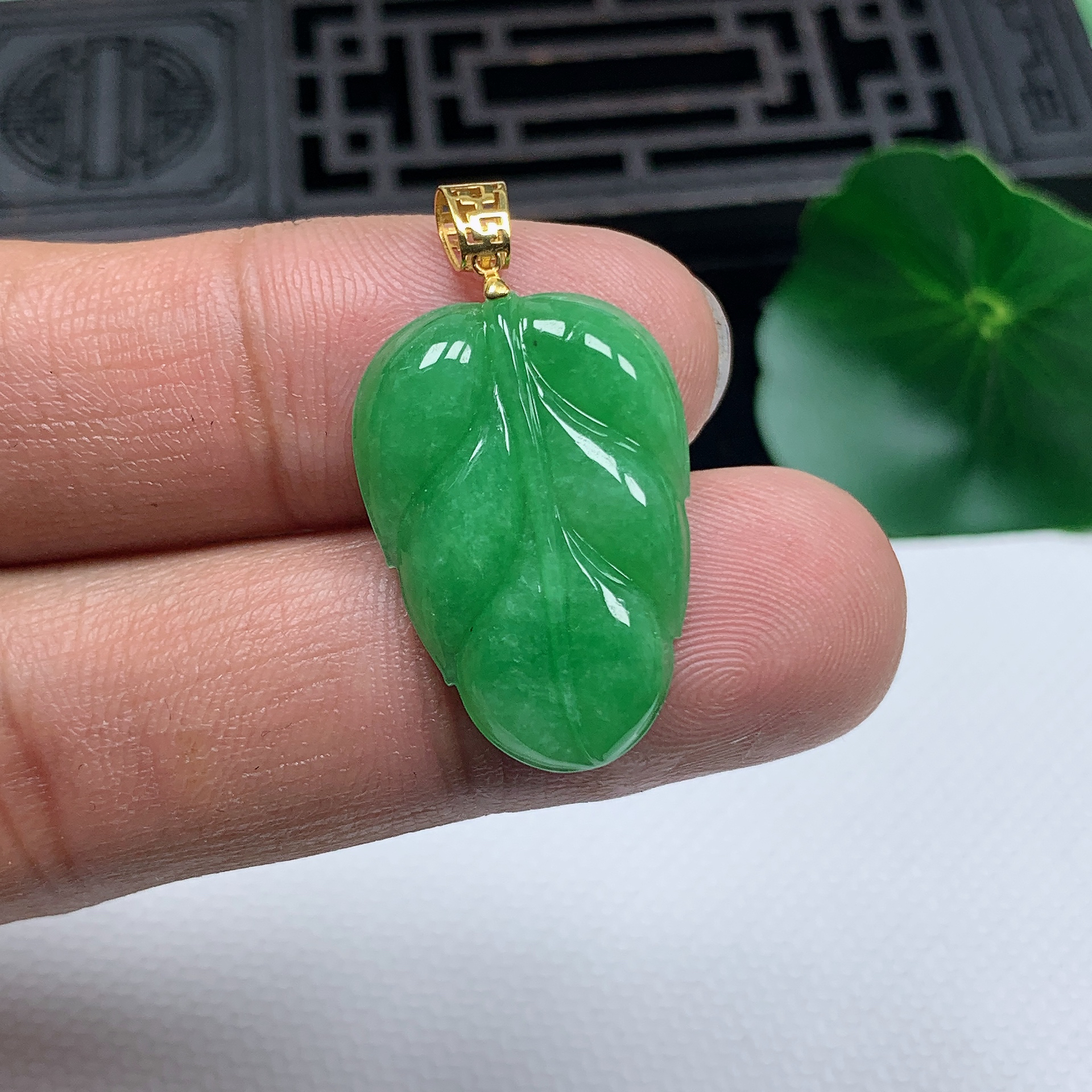 天然翡翠A货18K金扣精美满阳绿叶子吊坠尺寸25.5*17.7*3.7mm