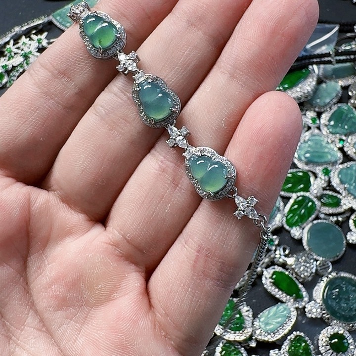 翡翠颈饰未镶嵌天然A货翡翠放漏