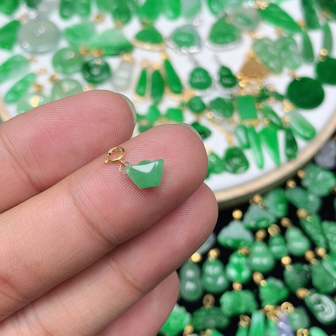 翡翠配石18K金扣 小巧精美飘阳绿饱满小元宝