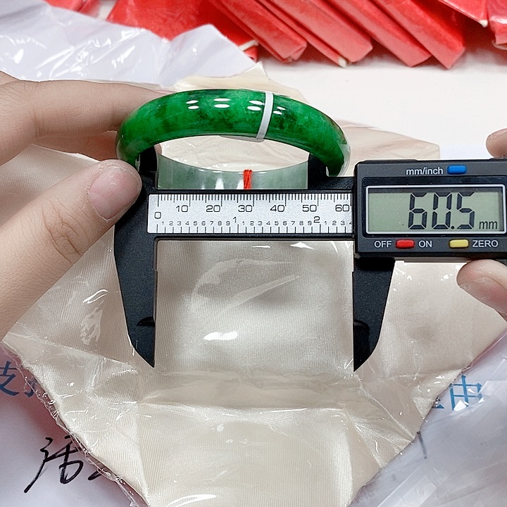 翡翠手镯未镶嵌248。       