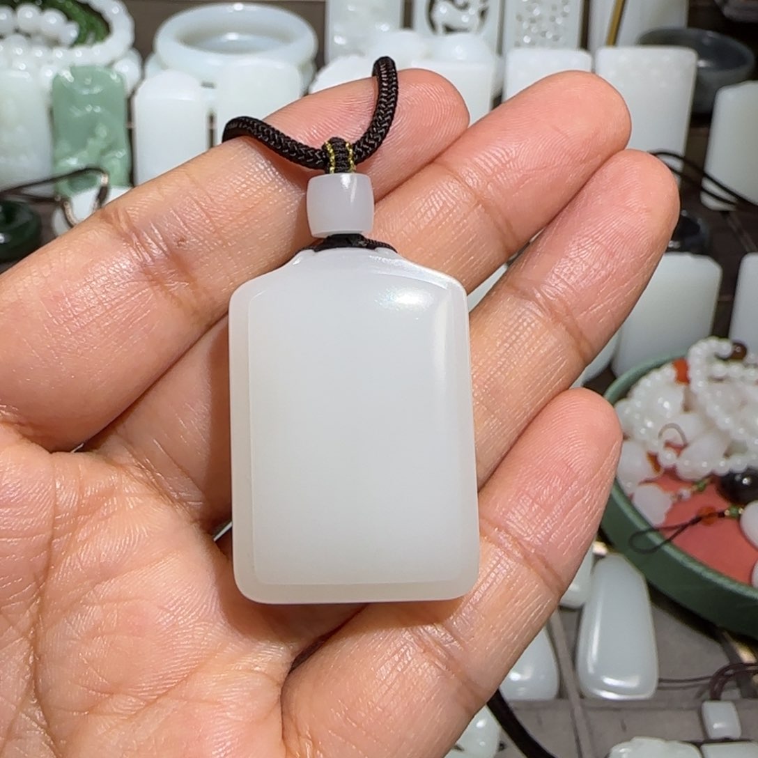 和田玉未镶嵌颈饰V****O