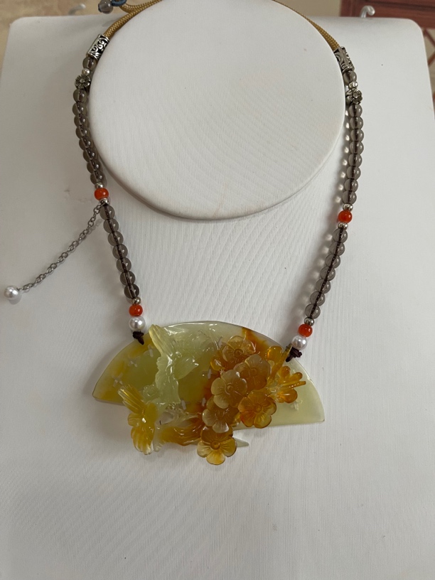 精美花玉镂空雕刻的梅花扇子锁骨挂坠