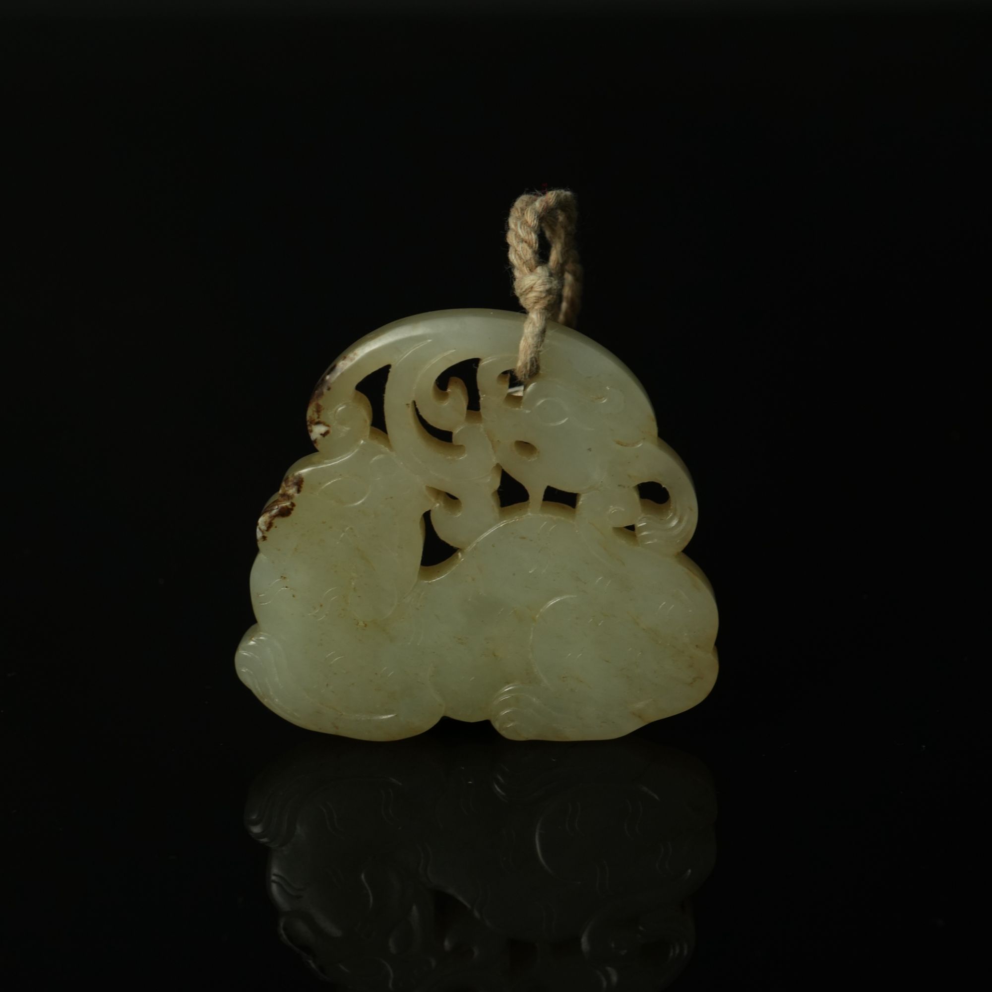 金玉满堂 白玉带沁镂雕龙虎牌