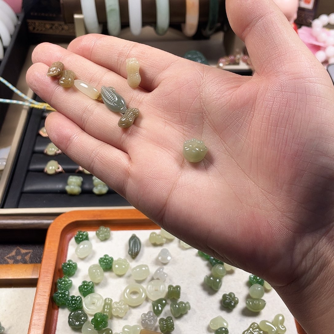 .****和田玉未镶嵌手链