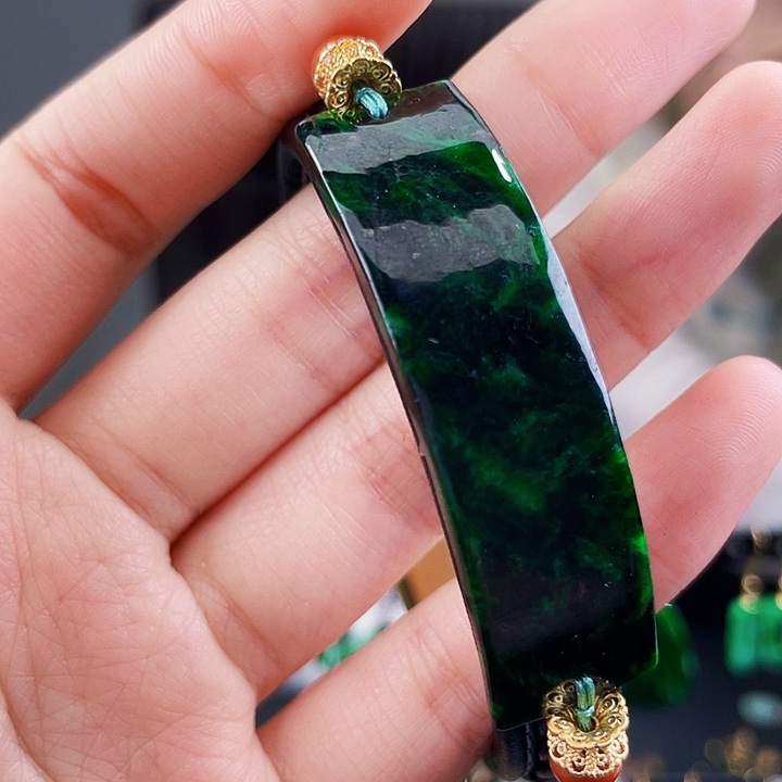 翡翠手镯未镶嵌饰品