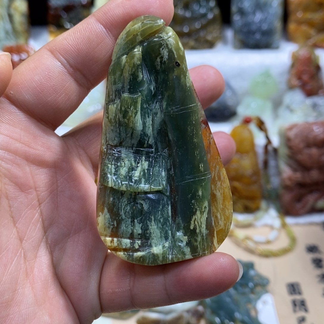蛇纹石玉未镶嵌颈饰