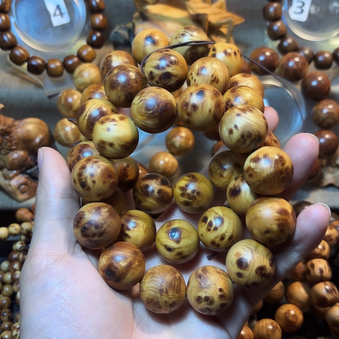 幸****柏木（崖柏）瑕疵碳化崖柏2.0x36颗手持满留疤