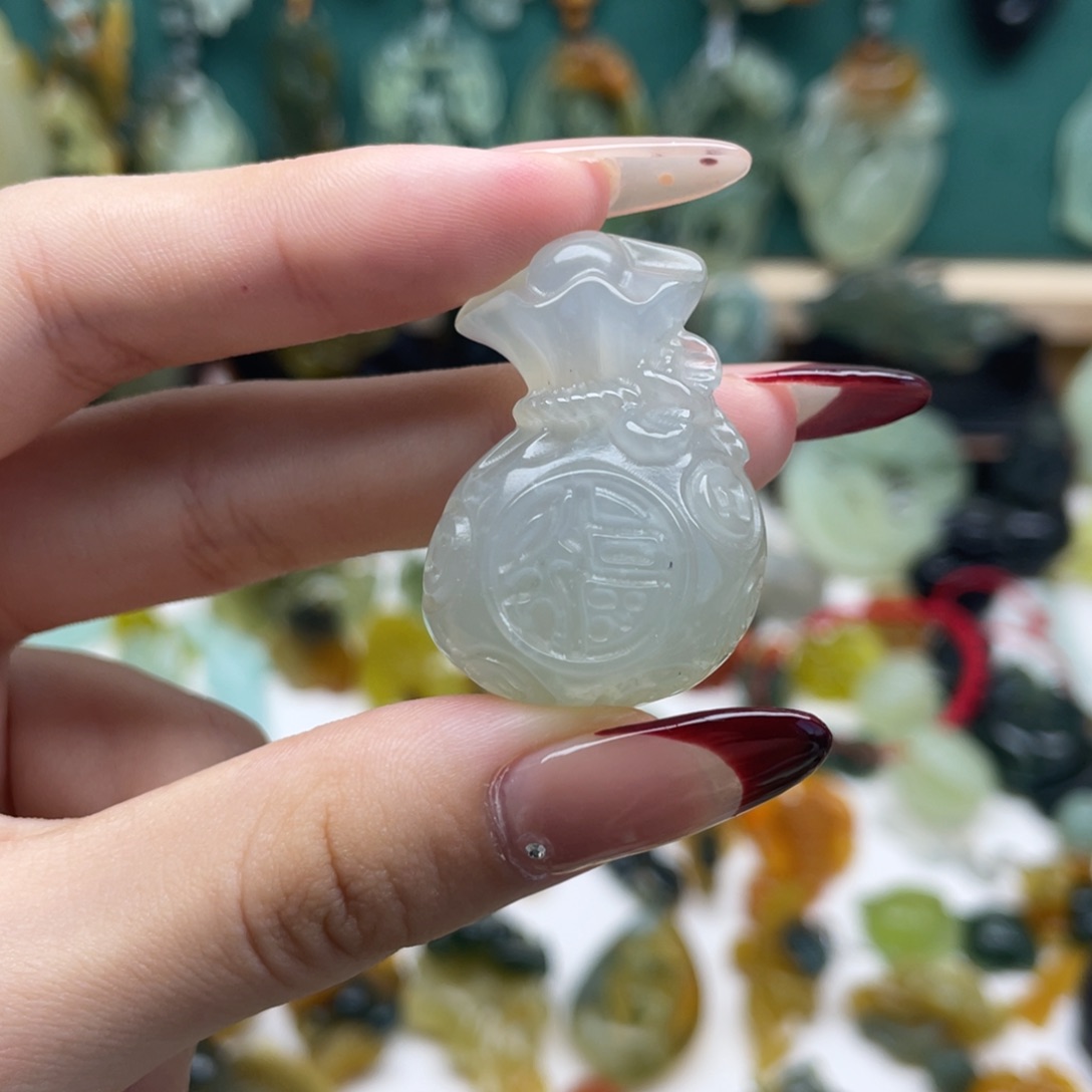 蛇纹石玉颈饰未镶嵌