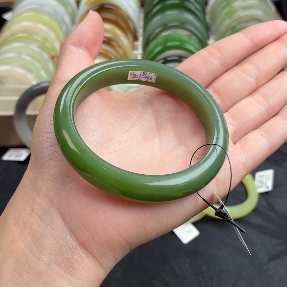 和田玉未镶嵌手镯-碧玉夹层细料鸭蛋青10