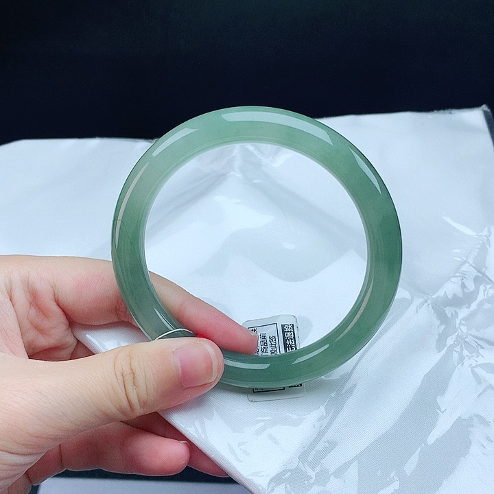 翡翠手镯未镶嵌55圈