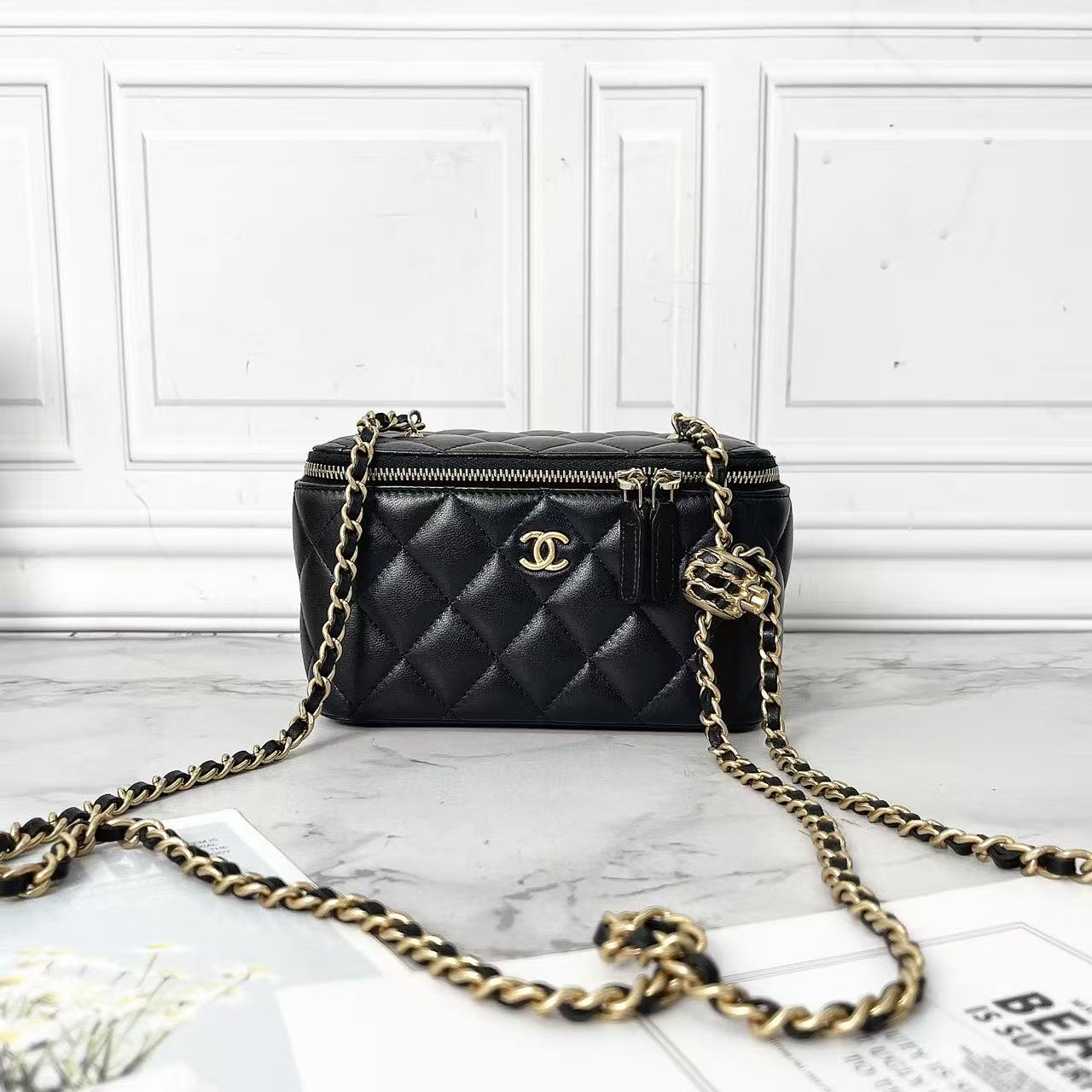95新 Chanel/香奈儿 22S黑金核桃球盒子化妆包斜挎包AP2303