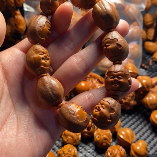 橄榄核吊坠有****默包衣百态