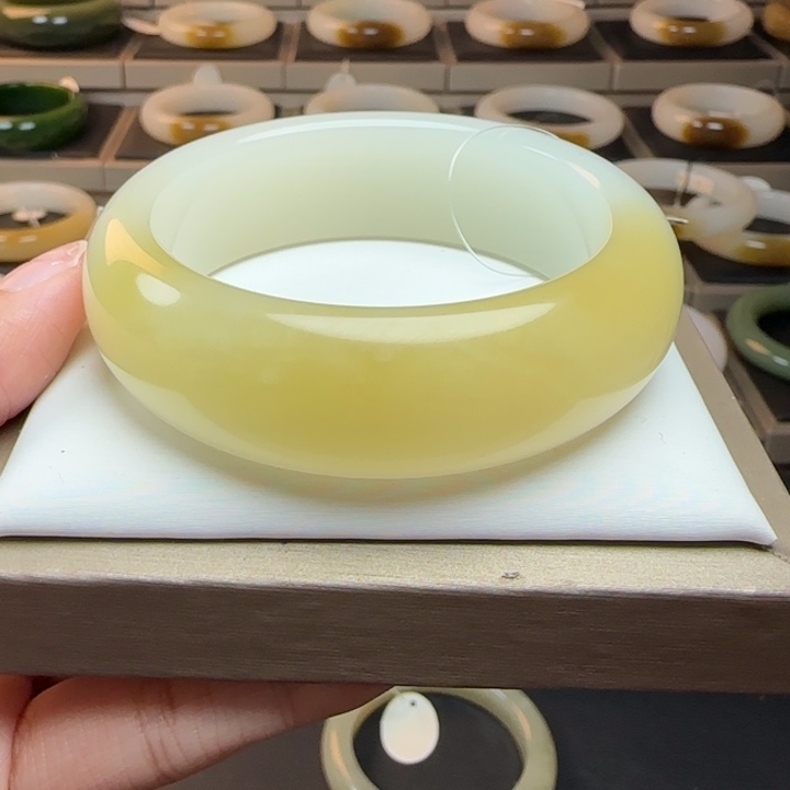 和田玉（糖玉）未镶嵌手镯