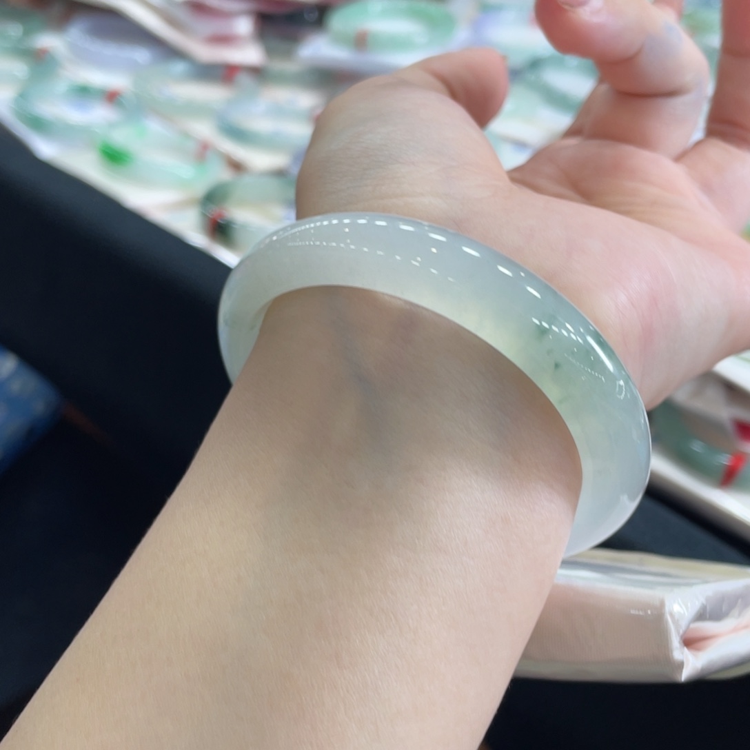 翡翠手镯未镶嵌56.2贵