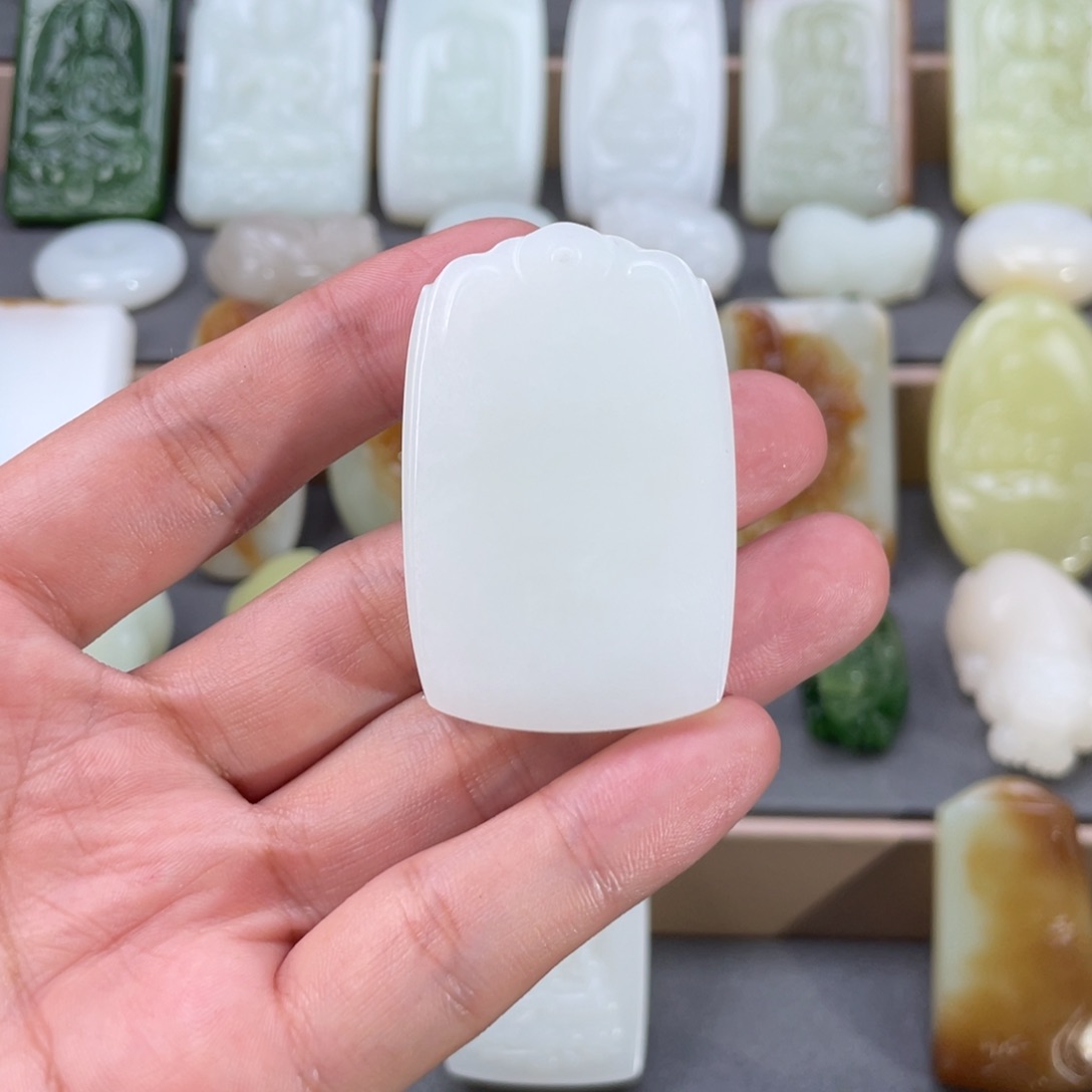 地***）和田玉未镶嵌颈饰