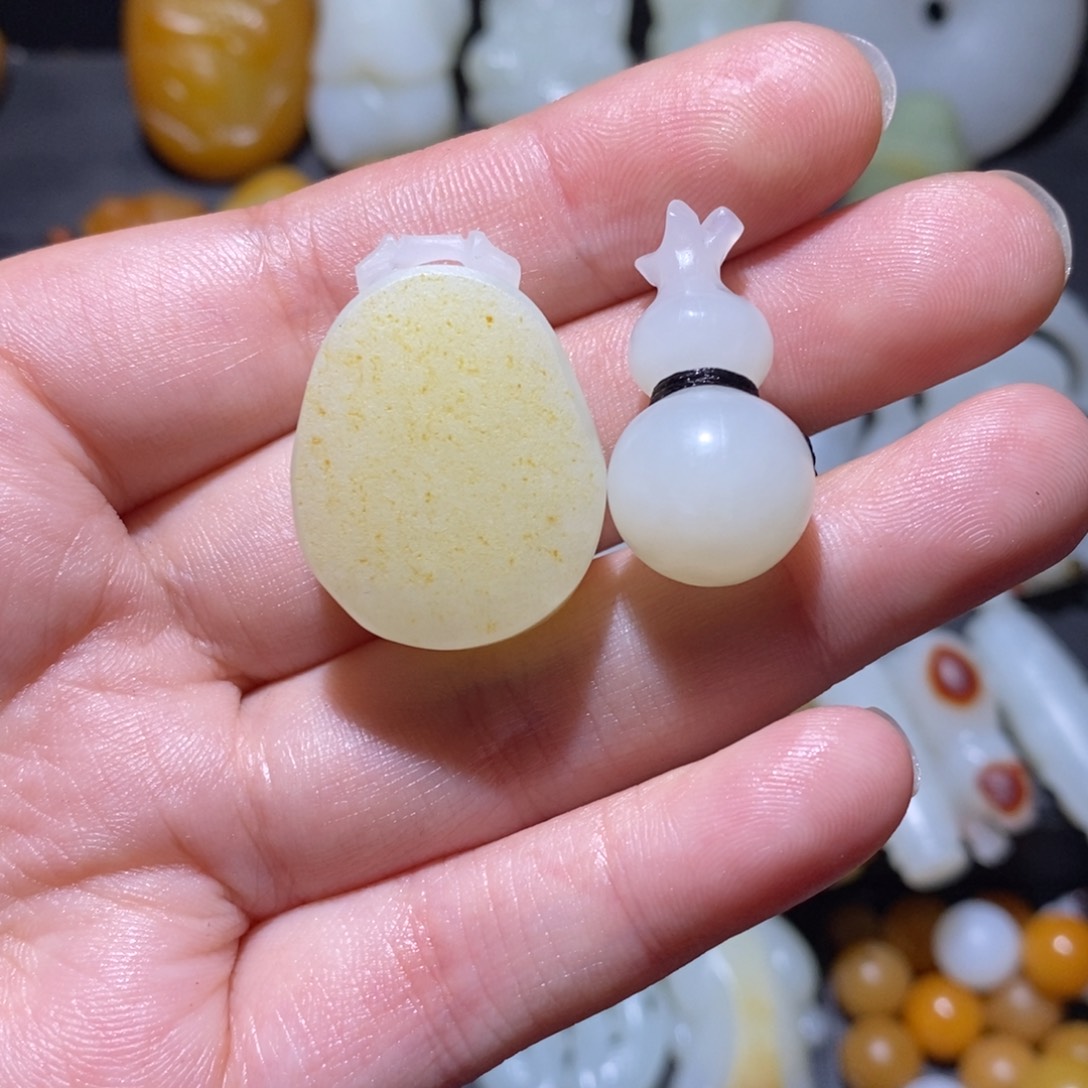 昆***石和田玉未镶嵌颈饰