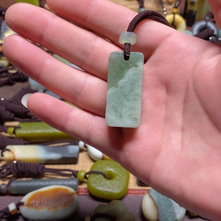 蛇纹石玉挂件未镶嵌