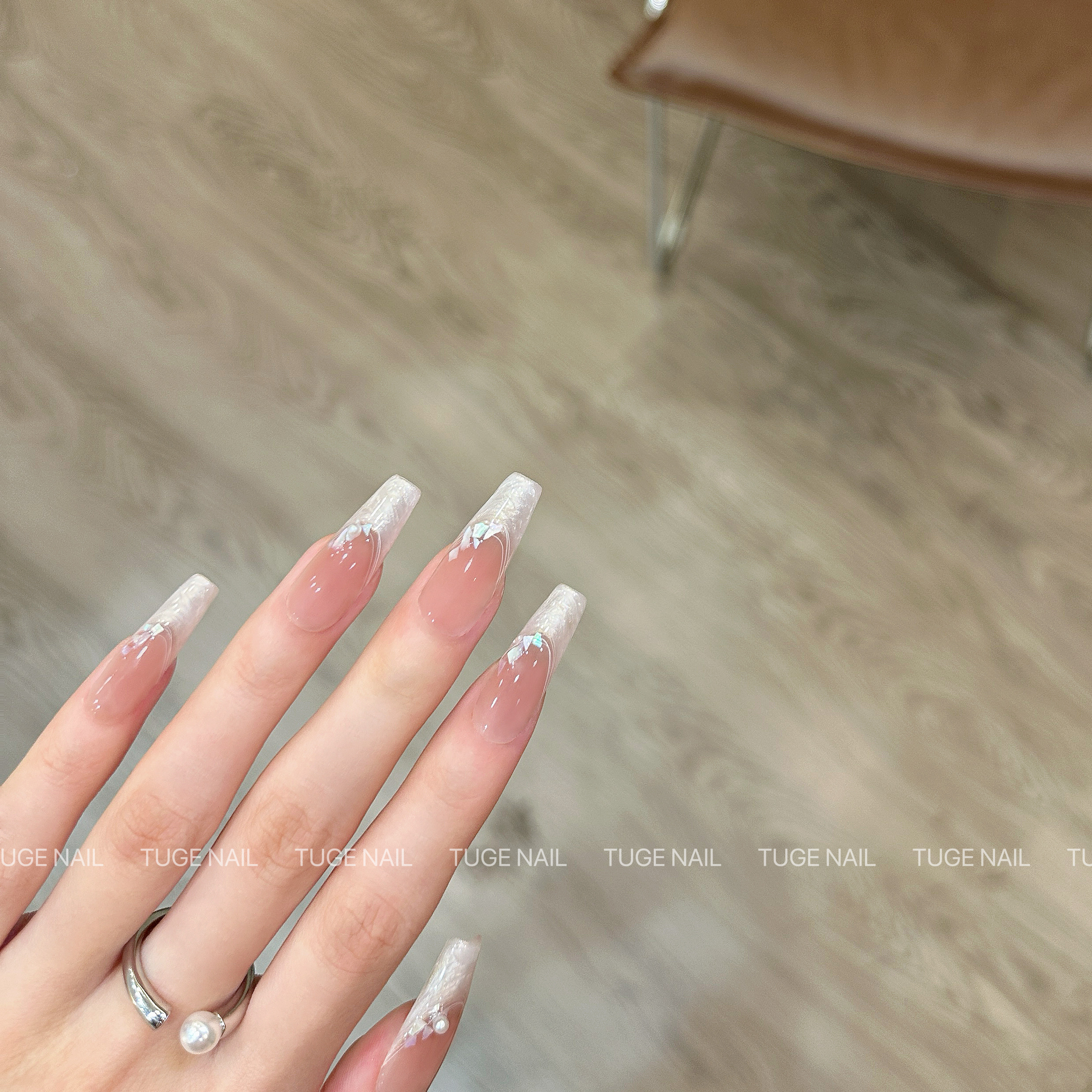 TUGE NAIL“查理小姐”高级纯欲贝母粉腮红显白气质法式美甲玫瑰