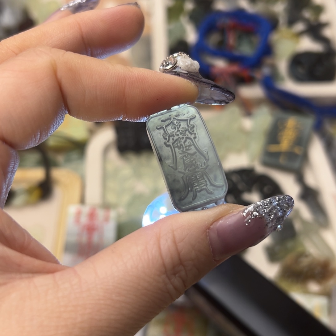 蛇纹石玉颈饰合金