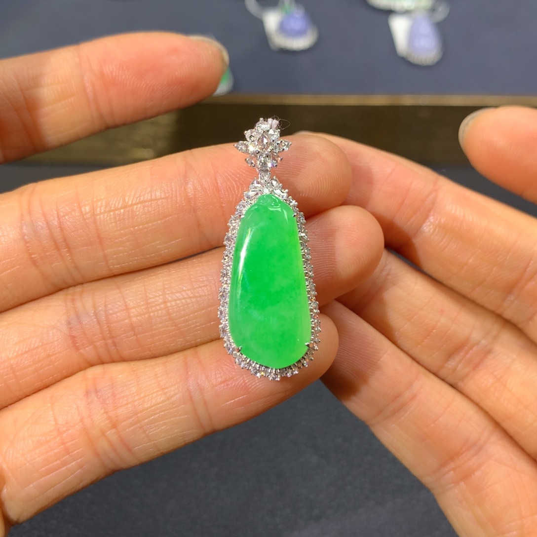 翡翠颈饰18K金镶嵌翡翠