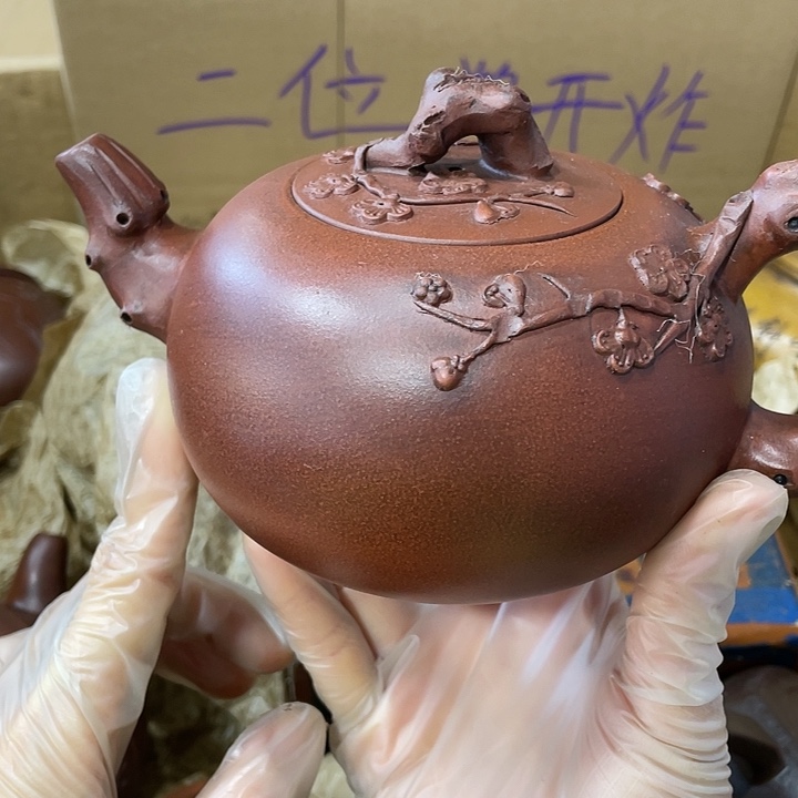 紫砂茶壶矿泥料手工制作的一把紫砂壶。